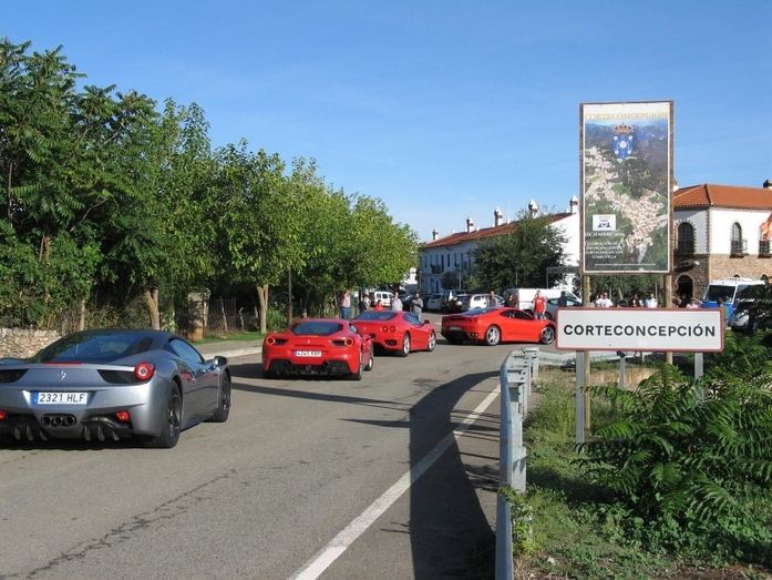 Unos 40 socios del club Ferrari España visitan la Ruta del Jabugo
