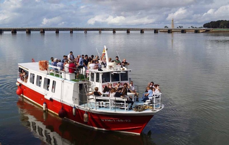 Casi 20.000 personas celebran la Hispanidad en el Muelle de las Carabelas durante las Jornadas de Puertas Abiertas
