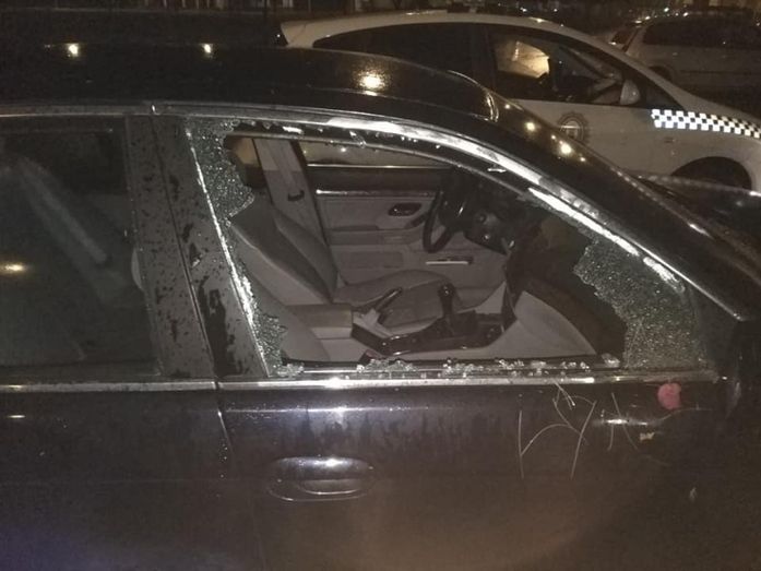 Investigan a una persona que en un estado de embriaguez y agresividad rompió las ventanas de dos vehículos en Ayamonte