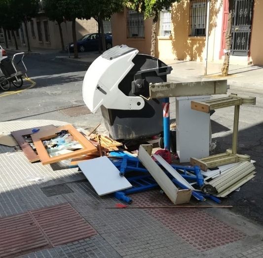 Una unidad especial de la Policía Local multará con hasta 500 euros 'conductas incívicas' con excrementos caninos y residuos voluminosos en la vía pública