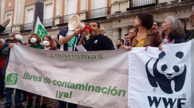 Reclamando la restauración de las balsas de fosfoyesos a las puertas del Ayuntamiento