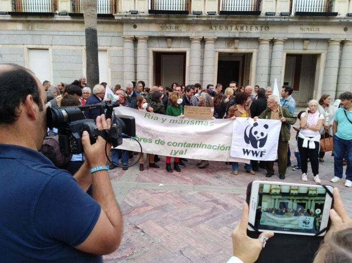 Reclamando la restauración de las balsas de fosfoyesos a las puertas del Ayuntamiento