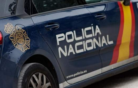 Cuatro policías heridos, uno de ellos de gravedad, tras ser embestido su vehículo por un presunto maltratador
