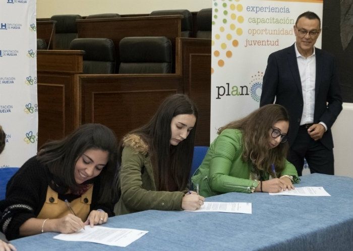 La Diputación hace entrega a 96 jóvenes de la provincia de las becas del Plan HEBE Primera Oportunidad