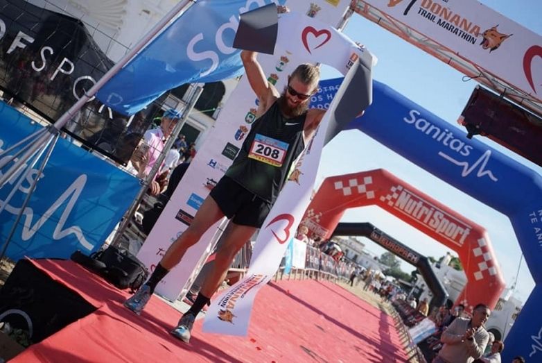 El británico Lee Grantham rompe la hegemonía y pulveriza el récord de Raúl Delgado en la Doñana Trail Marathon