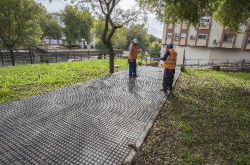 La pasarela peatonal de madera que unirá La Hispanidad con el Parque Moret estará disponible a mediados de febrero