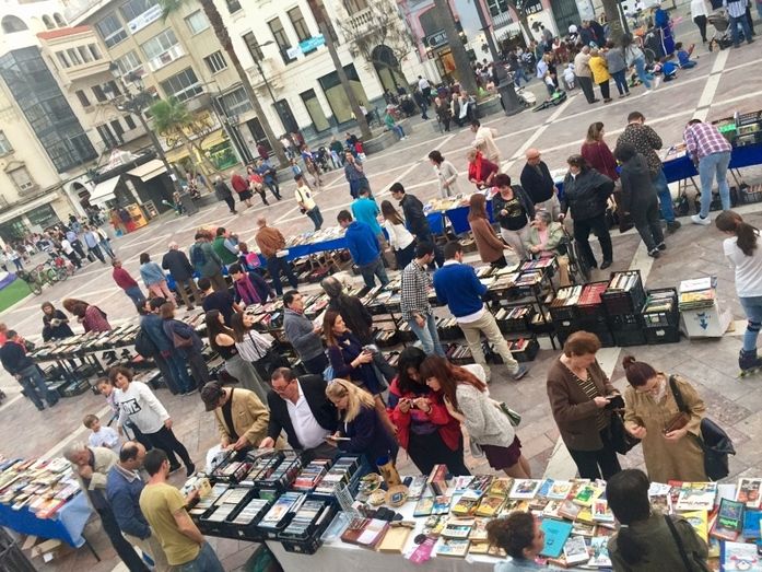 La ONG Ayre Solidario celebra un mercadillo cuya recaudación financiará un centro que atiende a 150 menores refugiados en Atenas