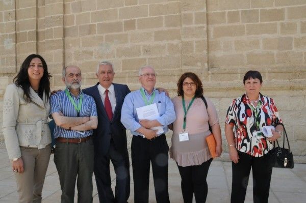 El PP entrega en el Parlamento 1.100 firmas pidiendo mejoras sanitarias