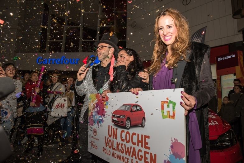 Gloria Romero, ganadora del Volkswagen Polo del quinto aniversario de Holea