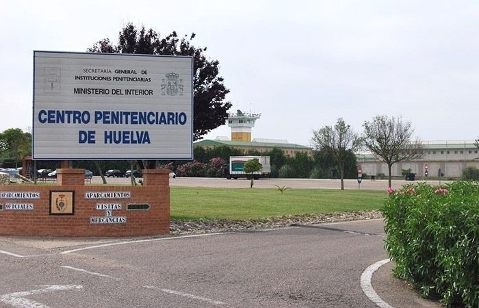 Unos insultos machistas a una interna desencadenan una pelea en la prisión de Huelva que se salda con un funcionario lesionado