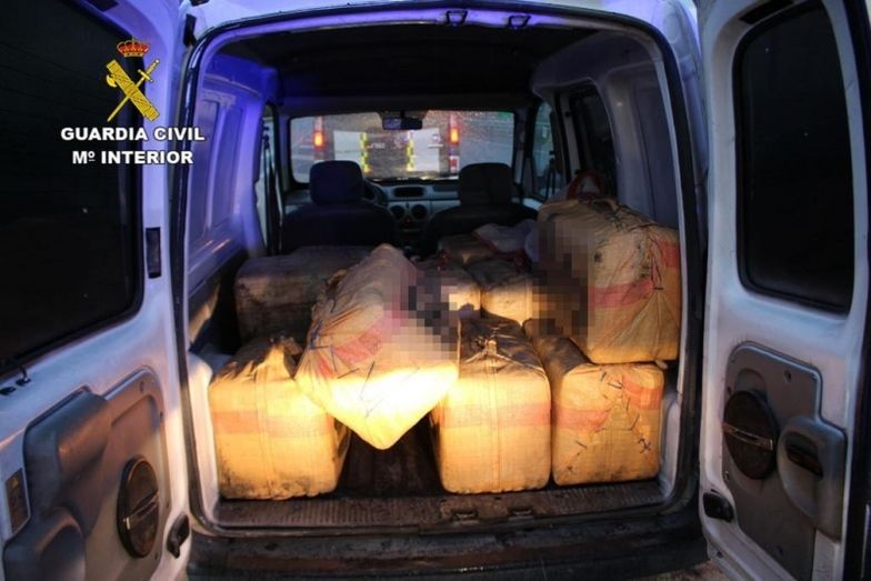 Se da a la fuga campo a través cuando la Guardia Civil acude a auxiliarle y descubren que tenía 12 fardos de hachís en su furgoneta
