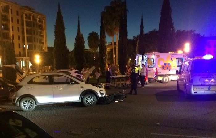 Un joven herido en una colisión entre una moto y un turismo en la capital