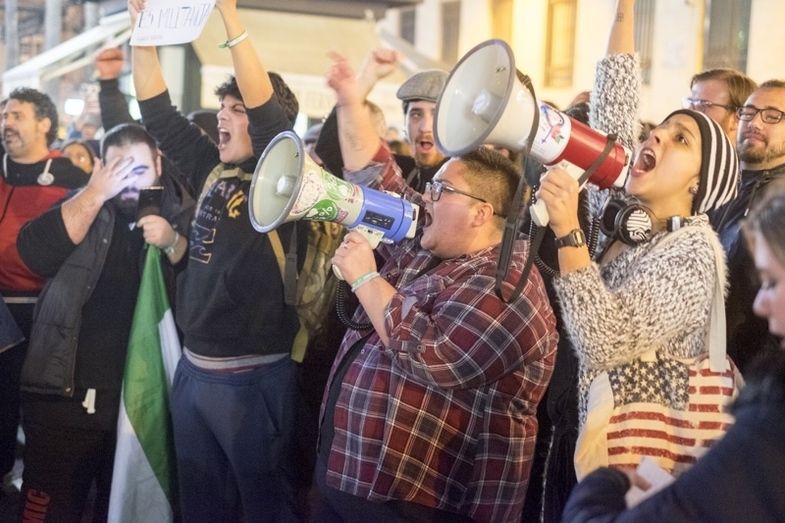 La protesta antifascista reúne a unas 300 personas en la plaza de las Monjas