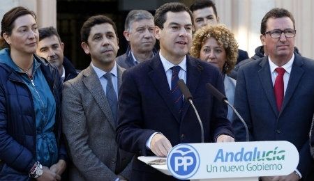 El PSOE de Ayamonte acusa al PP de usar el Ayuntamiento y la bandera española para un 'acto de partido' con Juanma Moreno