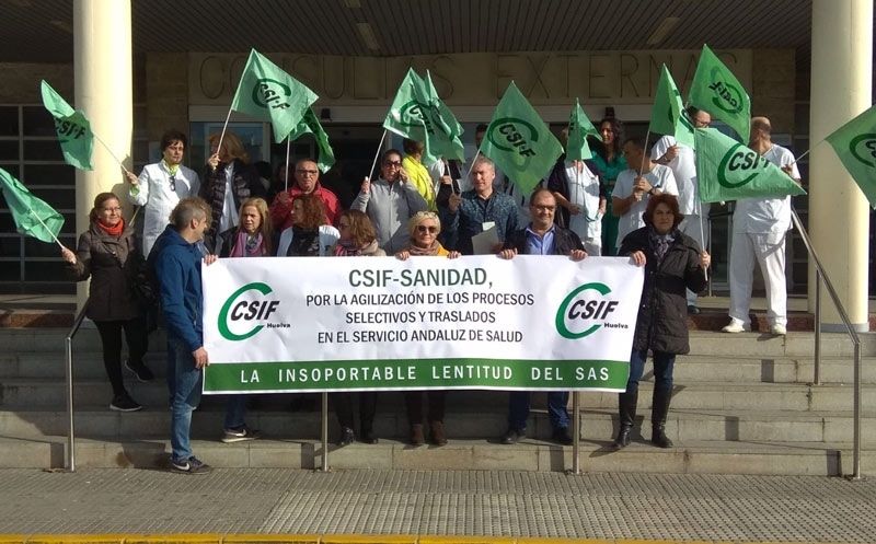 CSIF protesta en el Juan Ramón Jiménez por “la parálisis” del SAS en los procesos selectivos y traslados del personal