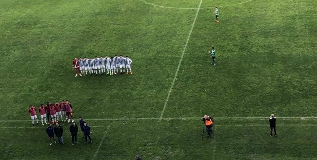 Los jugadores del Recre protestaron por los impagos en el primer medio minuto del partido haciendo una piña y mirando al palco