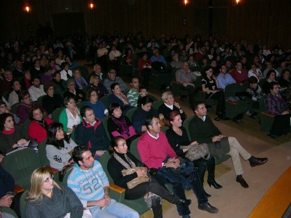 El taller de teatro de la Asociación Zenobia llenó el Felipe Godínez