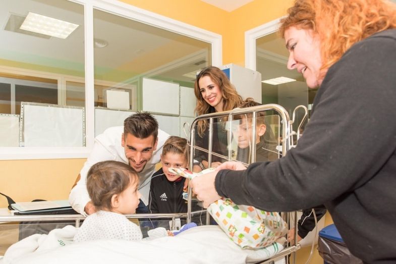 El Recre llevó la felicidad a los pequeños hospitalizados en el Juan Ramón Jiménez