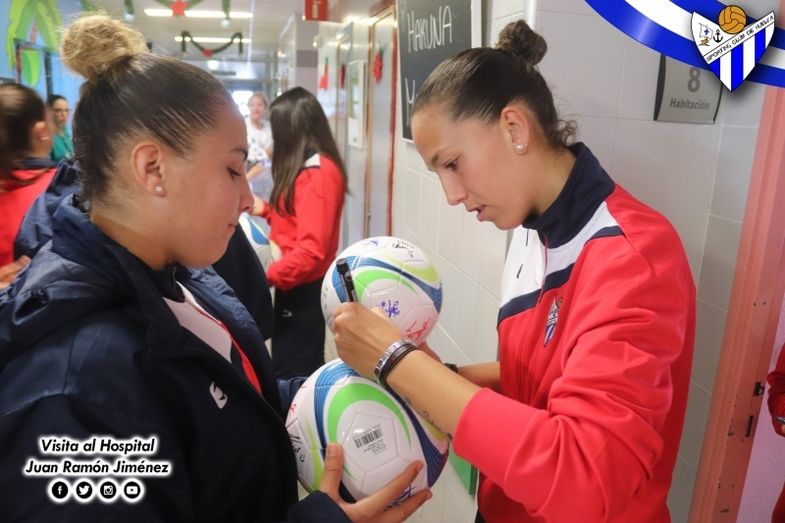 Las espartanas del Sporting Huelva entregan balones firmados a los niños en el hospital Juan Ramón Jiménez