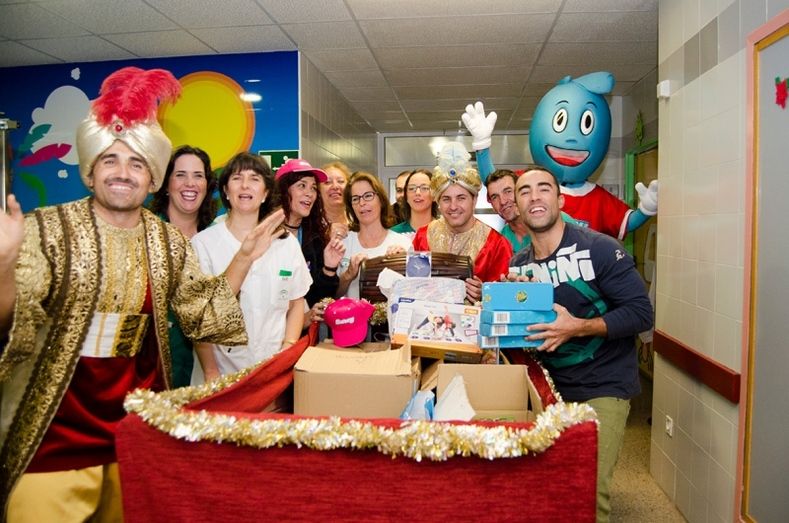 Los niños del hospital Juan Ramón Jiménez reciben la visita de la caravana de la salud del 'Club La Banda'