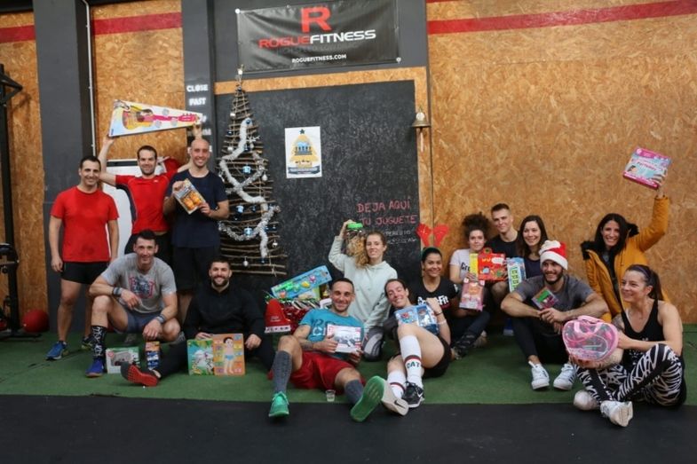 Los taxistas ponen sus vehículos a disposición de la campaña 'Huelva es solidaria' para recoger gratis los regalos