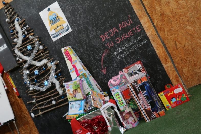Los taxistas ponen sus vehículos a disposición de la campaña 'Huelva es solidaria' para recoger gratis los regalos