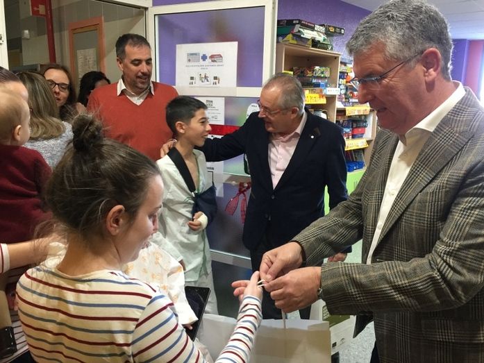 La Junta entrega ejemplares del cuento 'Aurora, una pequeña lince en Doñana' a niños hospitalizados