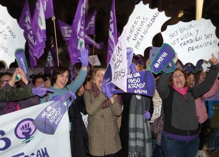 Un  millar de personas se suma en Huelva al ‘Ni un paso atrás’
