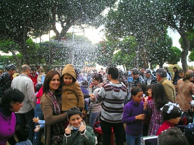 Mazagón se tiñó de blanco con una gran nevada artificial