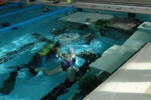 Un belén en el fondo de la piscina del Andrés Estrada recaudará fondos para Haití