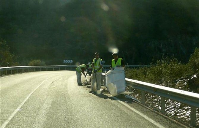 Tres camiones derraman parte de su carga camino al vertedero de Nerva