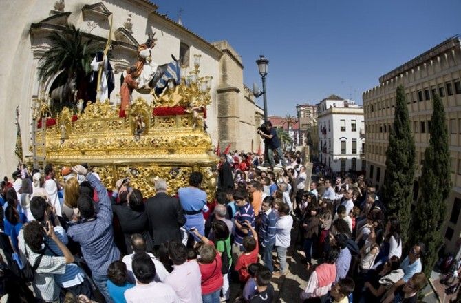 La Borriquita camina entre pequeños cofrades