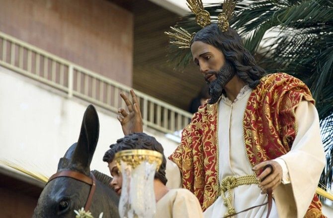 La Borriquita camina entre pequeños cofrades
