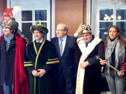 El rector de la UHU, el escultor Elías Rodríguez y Julio González, de Cáritas, coronados Reyes Magos