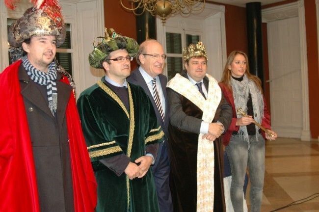El rector de la UHU, el escultor Elías Rodríguez y Julio González, de Cáritas, coronados Reyes Magos