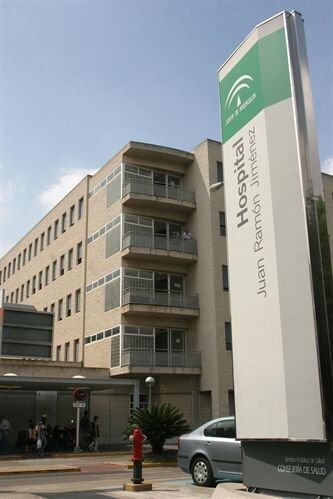 Continúa en la UCI la mujer golpeada por una señal que tumbó un autobús escolar