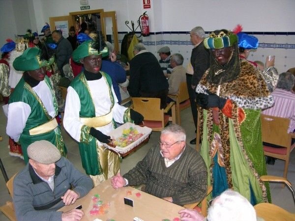 El recorrido solidario de Sus Majestades de Oriente da paso a la tradicional cabalgata de Reyes en Moguer
