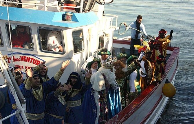 Los Reyes Magos llegaron un año más en barco a Punta Umbría