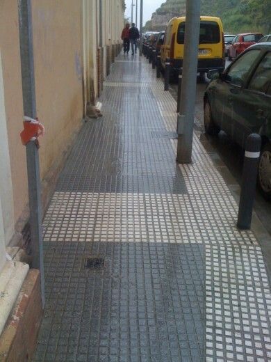 El Ayuntamiento renueva los acerados de la calle Médico Luis Buendía