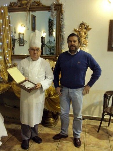 La Asociación de Empresarios de Aracena entrega a Mesón San Ginés el premio a la Mejor Decoración Navideña
