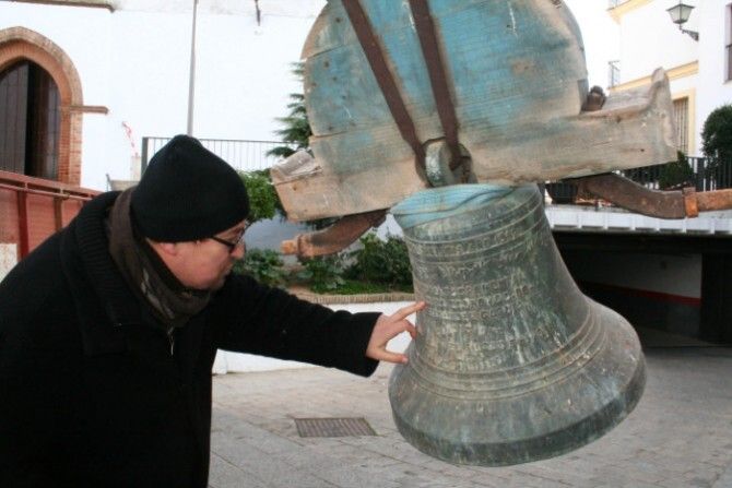 La retirada de las campanas de la Iglesia de San Pedro da inicio a la segunda fase de las obras de limpieza