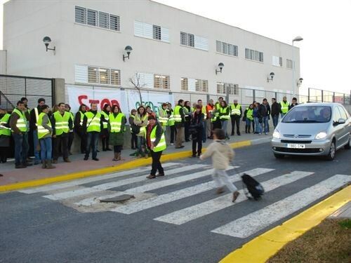 Más de un centenar de padres del colegio de El Rompido se concentran para pedir más seguridad vial