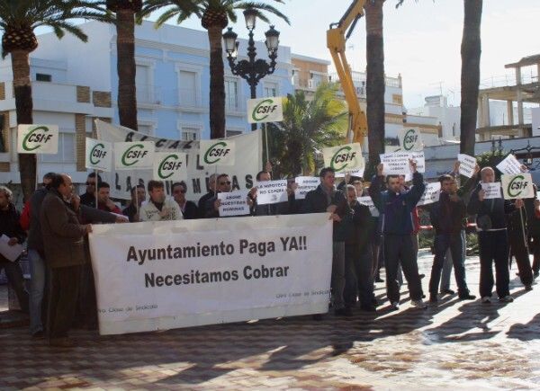 La plantilla se concentra en el Ayuntamiento para exigir el pago de la deuda y la regularización de sus nóminas