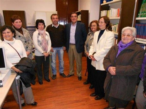 Vicente Zarza visita a los alumnos de Educación Permanente de Berrocal
