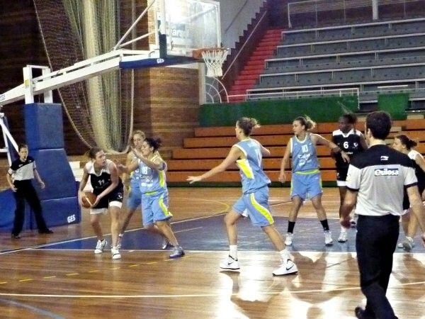 Un Conquero luchador cae con la UPV (62-73)