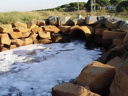 La Junta asegura que la espuma en Marismas del Odiel se debe a un proceso biológico de la depuración