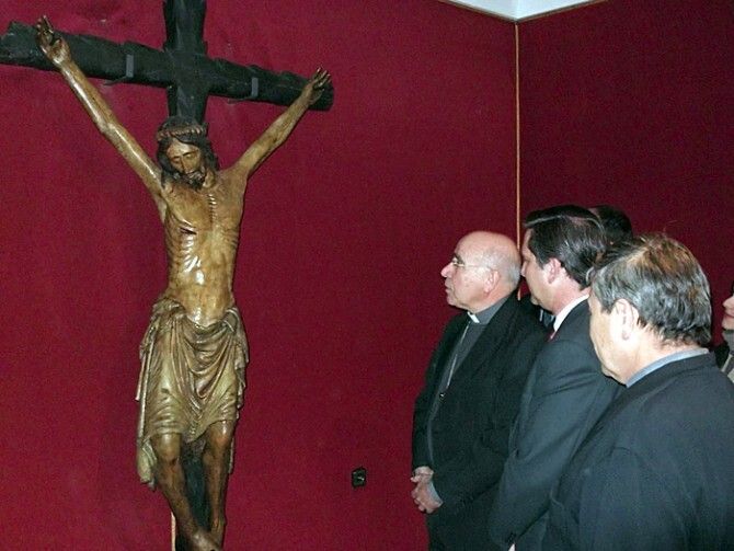 El obispo conoce en Gibraleón el Cristo del Cementerio