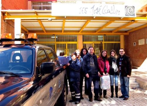 El IES José Caballero entrega 100 kilos de tapones de plástico a Protección Civil de Punta Umbría