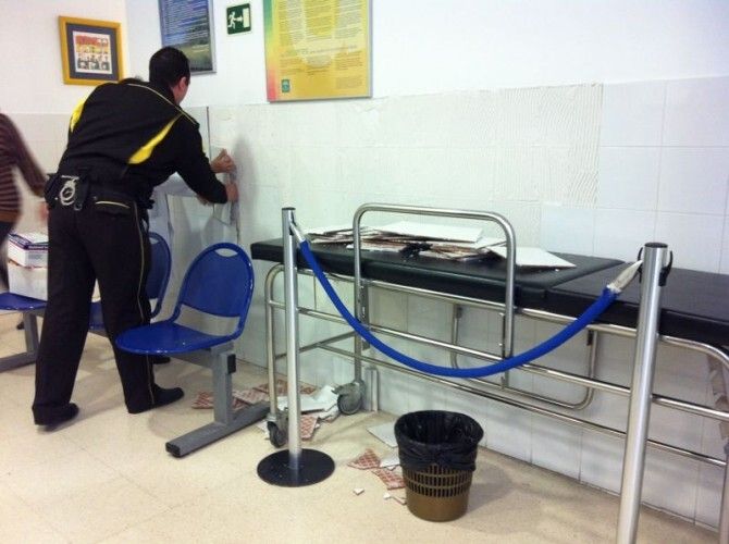 Una mujer es atendida tras caerle encima parte del alicatado del centro de salud 'La Perlita'