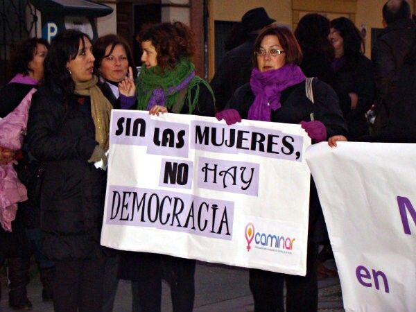 Unas 200 personas componen la 'marea violeta' por la igualdad
